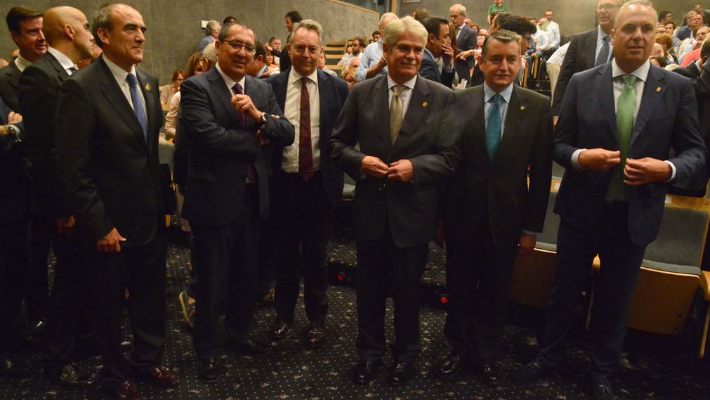 Antonio Pulido, presidente de la Fundación Cajasol, junto a Alfonso Dastis y más autoridades en el Foro Joly