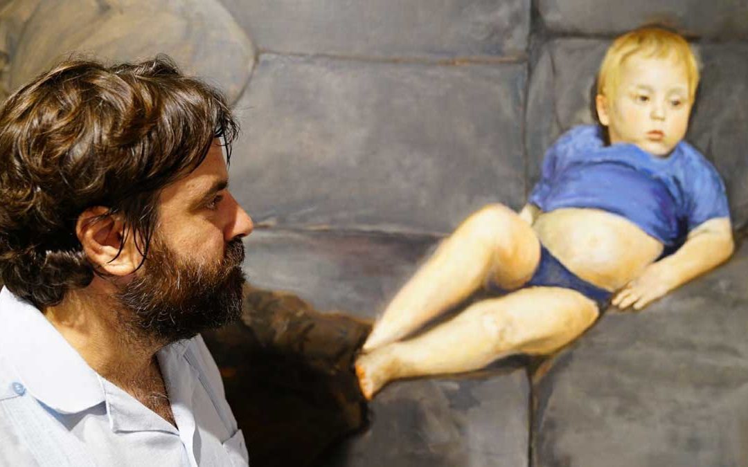 Pepe Baena observando una de sus obras en 'En color a la verdad'