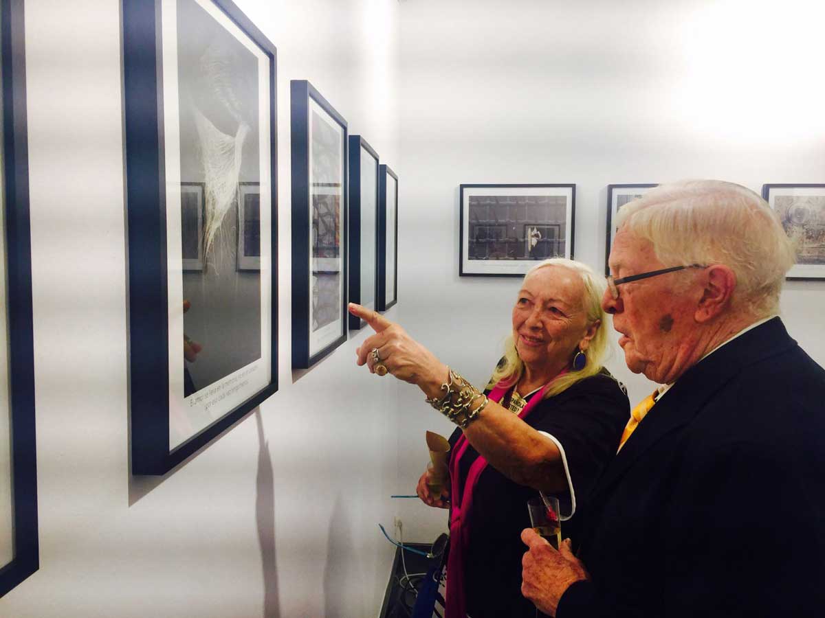 El público disfruta con la exposición 'Frases que habitan en el olvido'