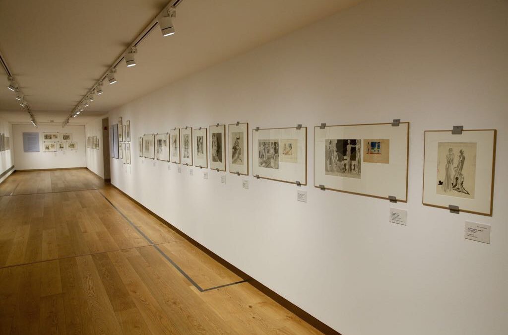 Sala Murillo con los cuadros que componen la exposición 'La Elegancia del Dibujo'