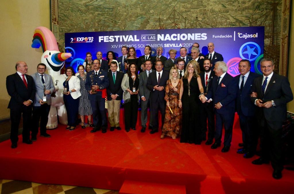 Foto de familia con las personas e instituciones galardonadas en los Premios Solidarios de Festival de las Naciones 2017