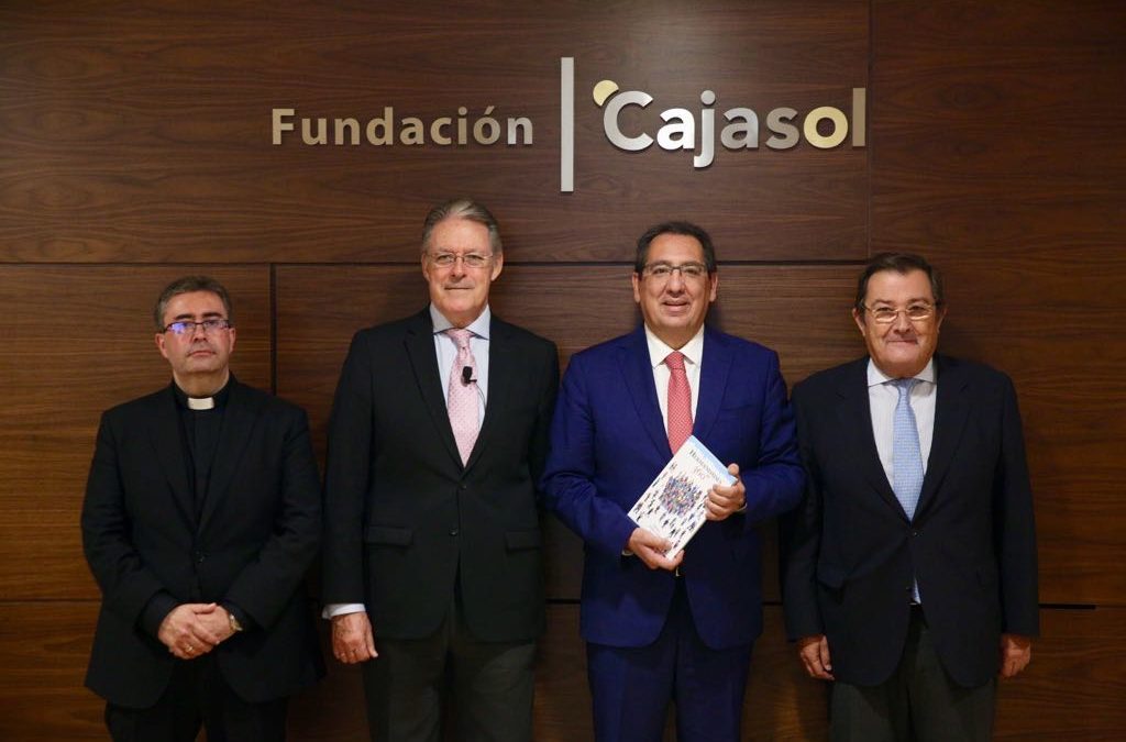 Marcelino Manzano, Ignacio Valduérteles y Antonio Pulido, en la presentación del libro ''Hermandades 360º' desde la Fundación Cajasol