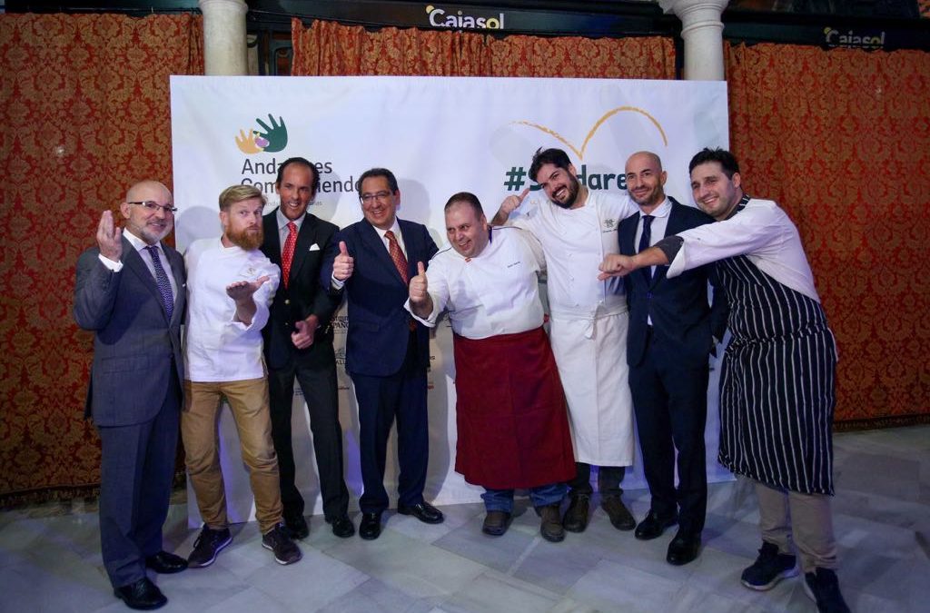Antonio Pulido y Álvaro Guillén, junto a los chefs que sirven la cena de la V Gala Andaluces Compartiendo en la Fundación Cajasol