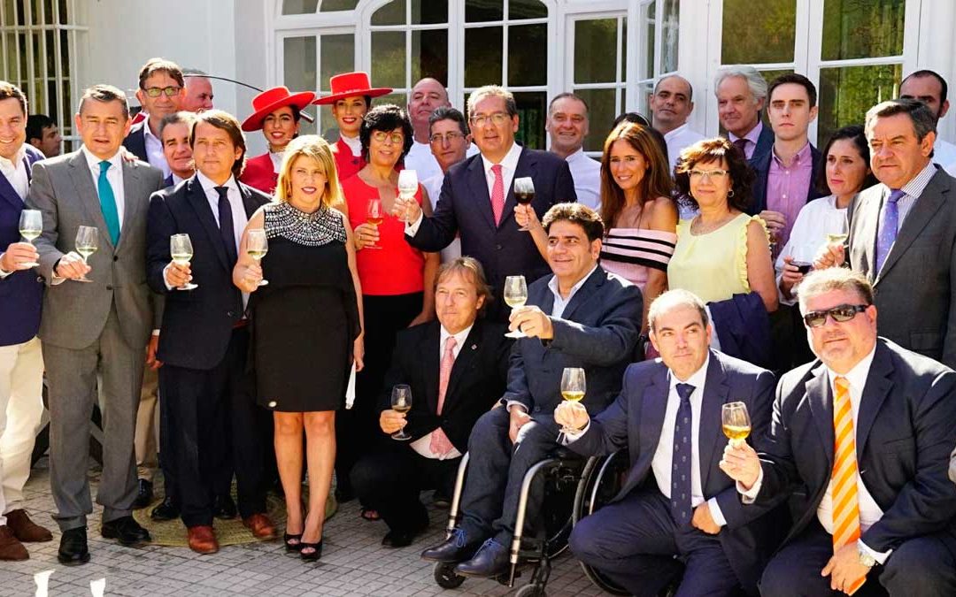 Impulsores, trabajadores y colaboradores del Restaurante Universo Santi celebran su estreno en La Finca El Altillo