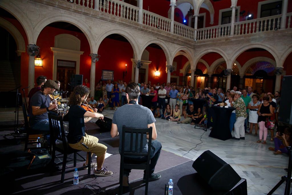 Ambiente distendido en el concierto de folk de 'El gueto con botas' durante la Noche en Blanco Sevilla 2017 desde la Fundación Cajasol