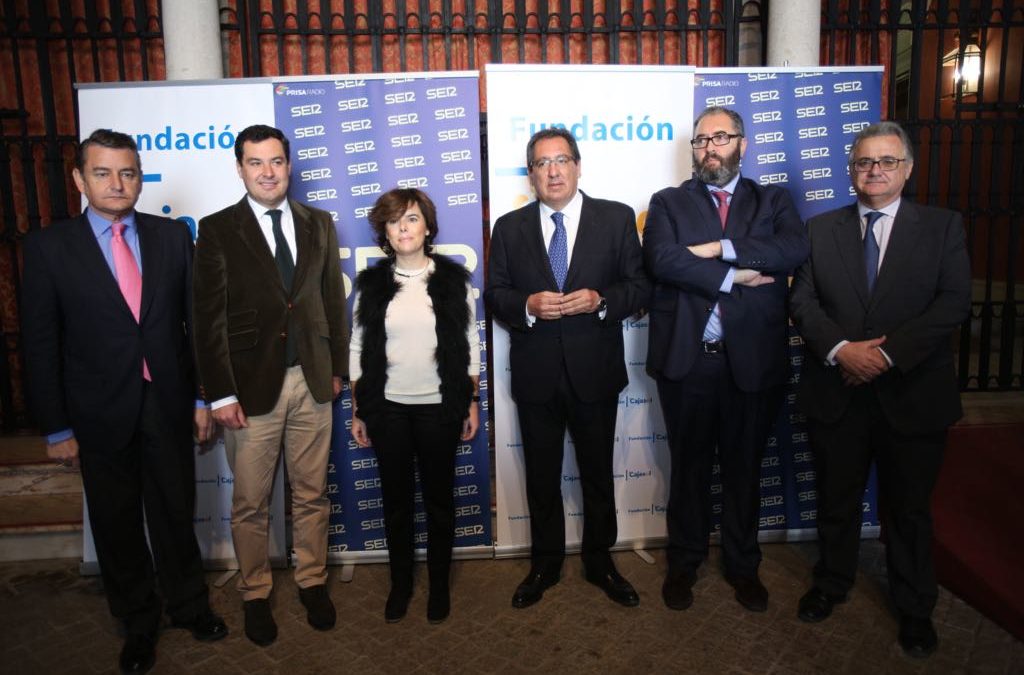 Antonio Pulido, presidente de la Fundación Cajasol, recibió a Soraya Sáenz de Santamaría, Juan Manuel Moreno, Antonio Sanz, Antonio Hernández-Rodicio y Antonio Yelamo