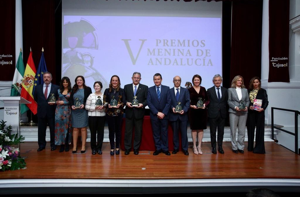 Foto de familia con las personas y entidades galardonadas en los V Premios Menina