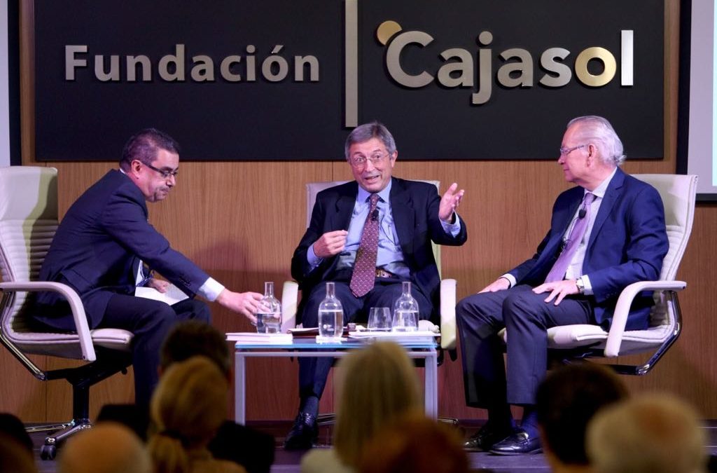 Juan Vicente Boo, junto a Álvaro Ybarra y Francisco Robles, en el Aula de Cultura de ABC de Sevilla desde la Fundación Cajasol