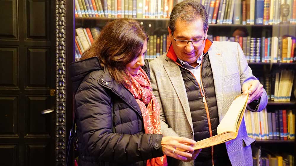 Anne Hidalgo y Antonio Pulido, comentando uno de los libros de la biblioteca Pemán