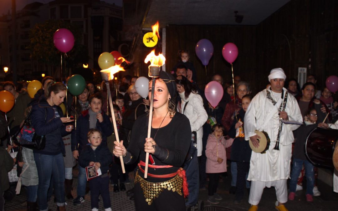 Un pasacalles con música, baile y malabares anuncian la programación navideña de la Fundación Cajasol en Huelva