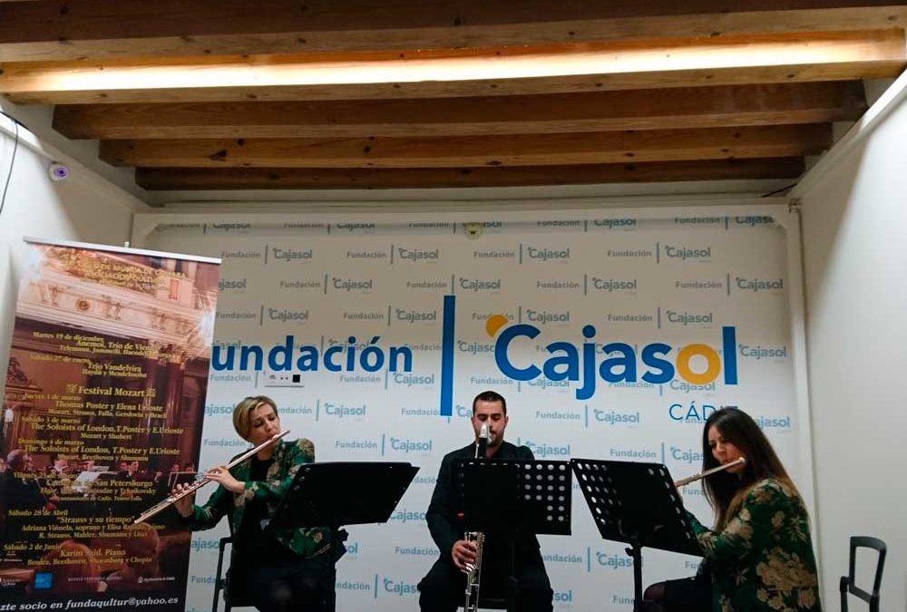 Presentación del XVIII ciclo de música de cámara de la Asociación Qultura en la Fundación Cajasol con actuación del trío de viento Anemoi