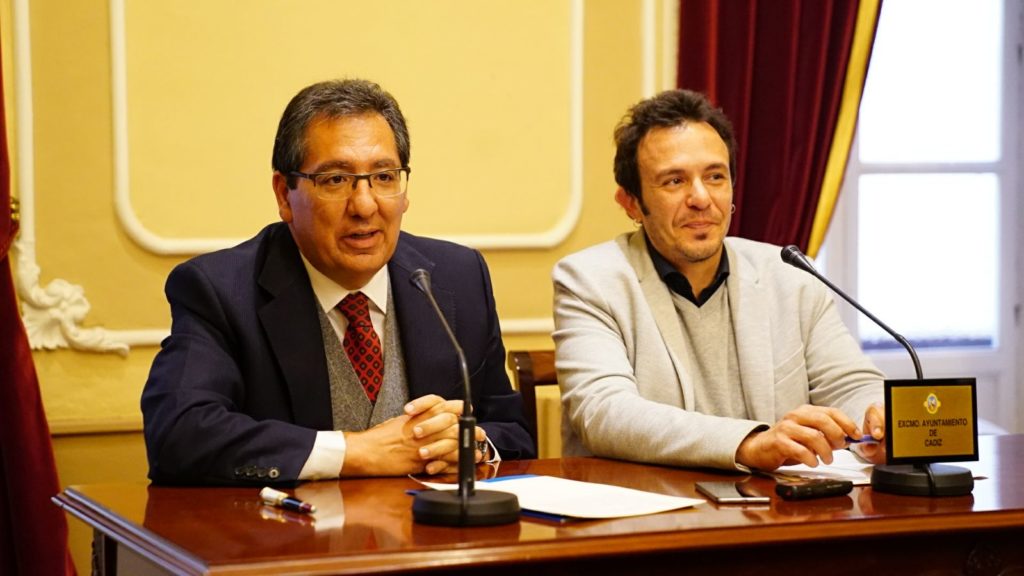 Antonio Pulido y José María González presentan el acuerdo de colaboración entre Fundación Cajasol y Ayuntamiento de Cádiz para el Carnaval 2018