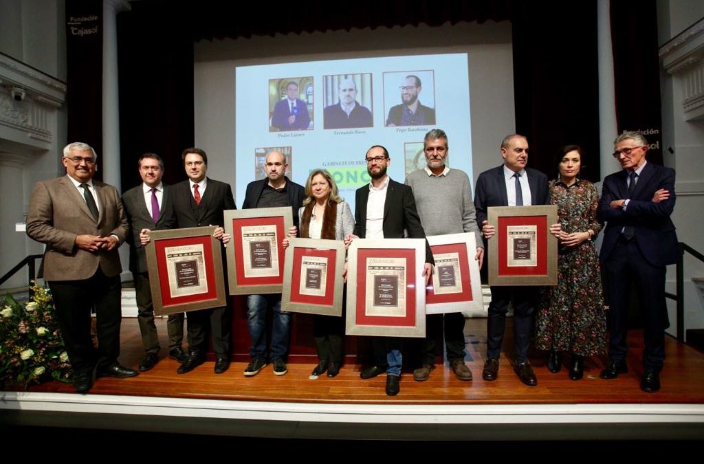 Foto de familia en la entrega de los XXVI Premios de la Comunicación de la Asociación de la Prensa de Sevilla en la Fundación Cajasol