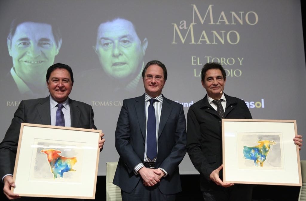 Tomás Campuzano y Rafael Cremades recibieron un lienzo de Ricardo Suárez por su participación en el Mano a Mano de la Fundación Cajasol