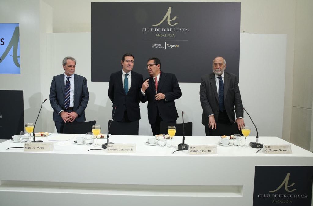 Antonio Pulido, presidente de la Fundación Cajasol, charla con Antonio Garamendi, presidente de Cepyme, instantes antes de iniciar el coloquio dentro del Club de Directivos