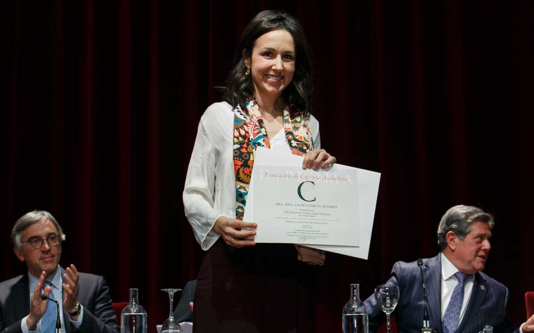 Laura García Álvarez recibe el VIII Premio Ángel Olavarría