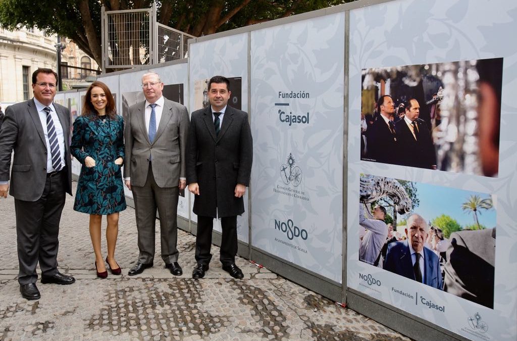 Fotografías vineladas y vídeo EN DIRECTO desde la Carrera Oficial en la Semana Santa de Sevilla a su paso por Plaza de San Francisco