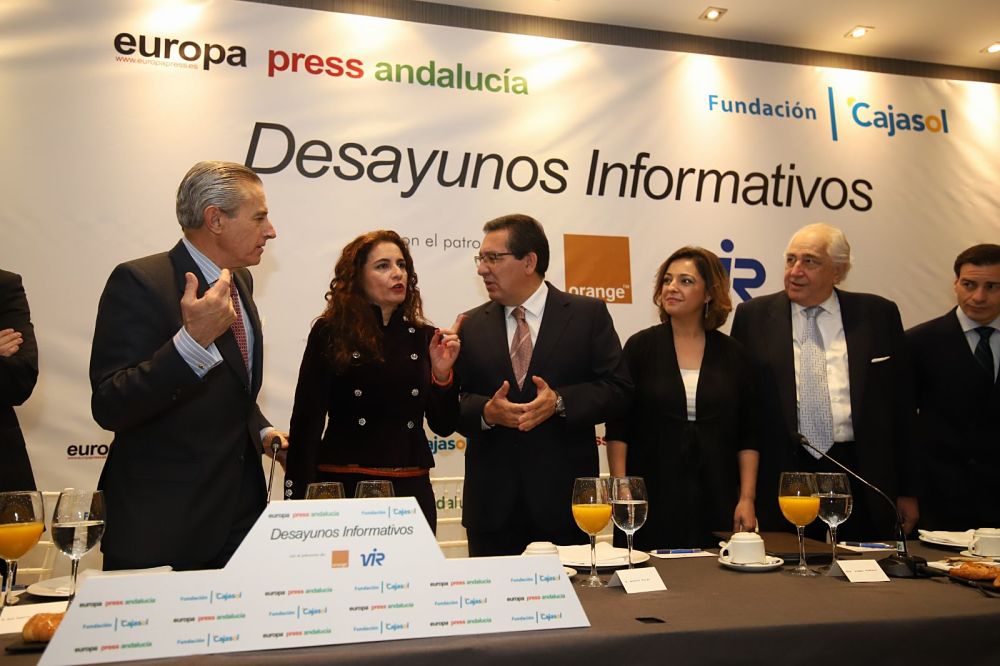 Antonio Pulido charla con María Jesús Montero y Asís Martín de Cabiedes antes de empezar el Desayuno Informativo de Europa Press Andalucía