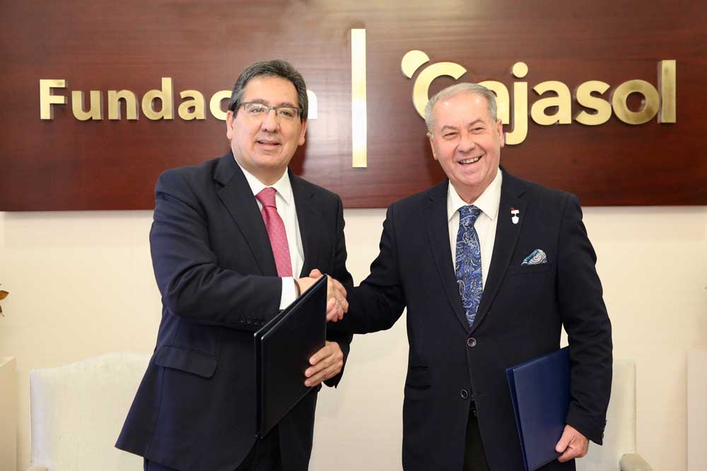 Antonio Pulido y Antonio González sellan el acuerdo entre la Fundación Cajasol y el Consejo de Hermandades de Huelva