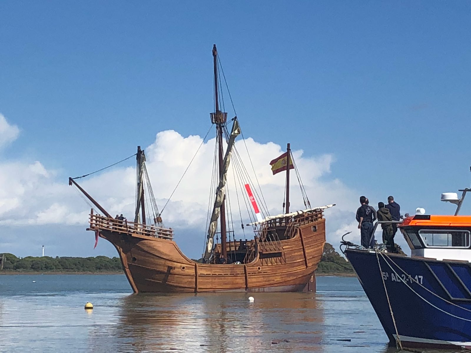 La réplica de la Nao Santa María, en aguas onubenses