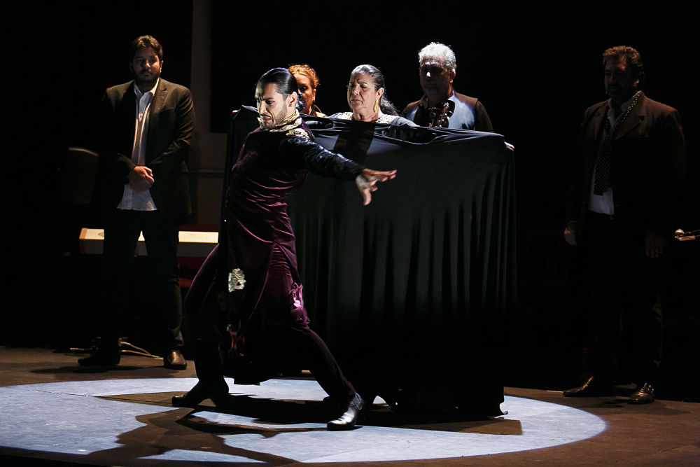 Amador Rojas y Carmen Ledesma, en el escenario del Teatro de la Fundación Cajasol en Sevilla