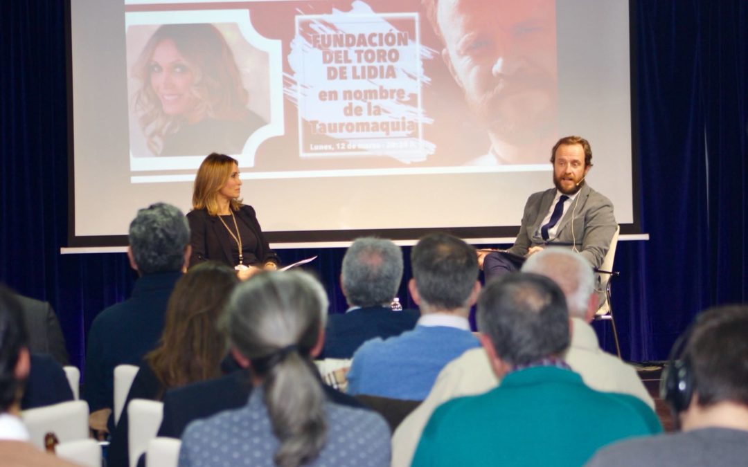 Cristina Sánchez y Chapu Apaolaza ofreciendo su visión de la tauromaquia ante la atenta mirada del público en la Fundación Cajasol (Huelva)