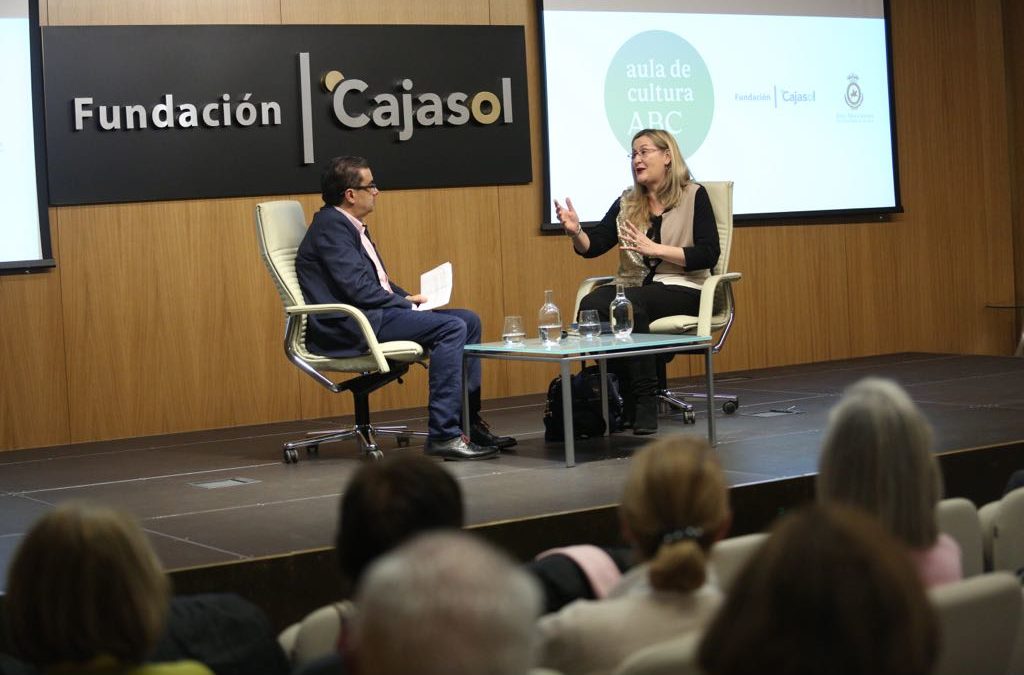 Luz Gabás, en el Aula de Cultura de ABC de Sevilla en la Fundación Cajasol