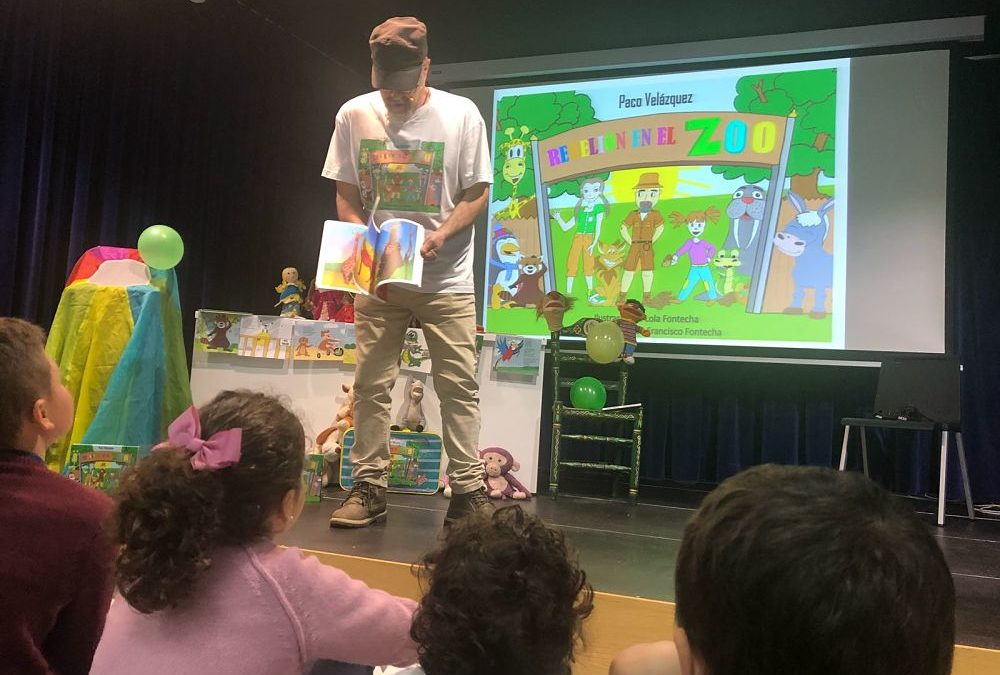 Paco Fernández, presentando el libro 'Rebelión en el zoo' desde la Fundación Cajasol en Huelva