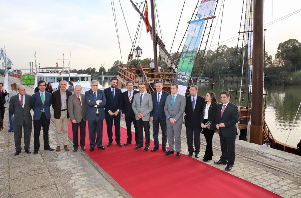 Antonio Pulido, presidente de la Fundación Cajasol, durante la visita a la Nao Santa María en Sevilla