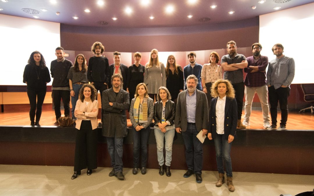 Foto de familia con organizadores y finalistas en el VII Certamen 'Suroscopia' en Córdoba