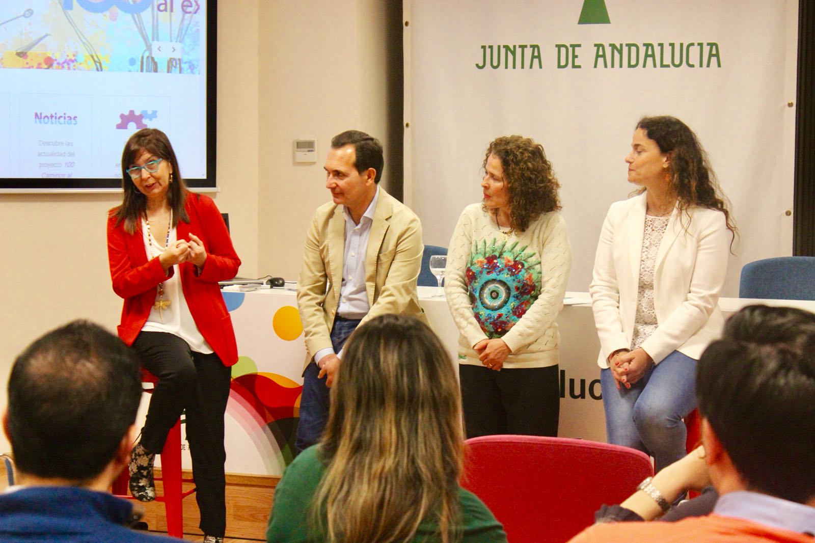 Matilde Valdivia, delegada de la Fundación Cajasol en Huelva, explicando los pormenores del V programa '100 Caminos al Éxito'