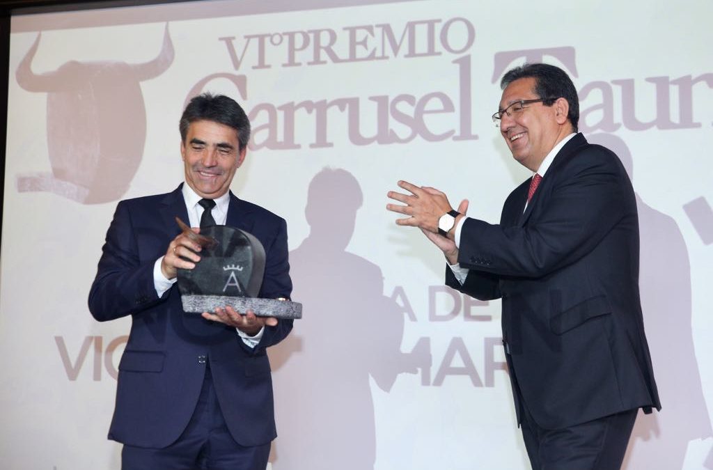 Victorino Martín recibir el VI Premio Carrusel Taurino de manos de Antonio Pulido, presidente de la Fundación Cajasol