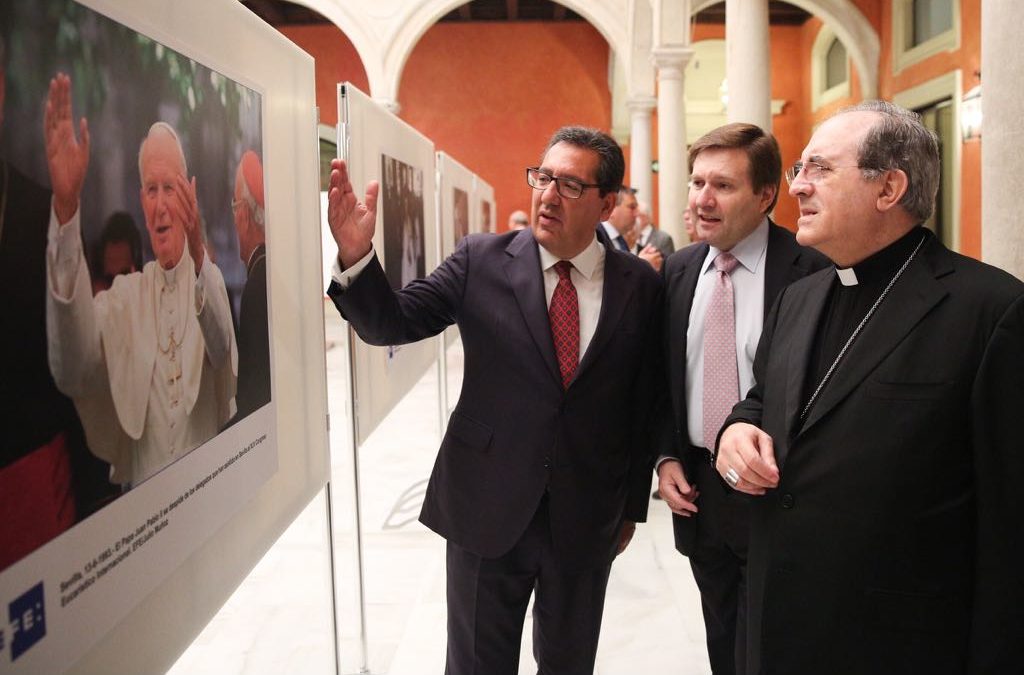 Antonio Pulido y monseñor Juan José Asenjo observando una de las obras de la exposición sobre la visita del Papa Juan Pablo II a Sevilla en 1993