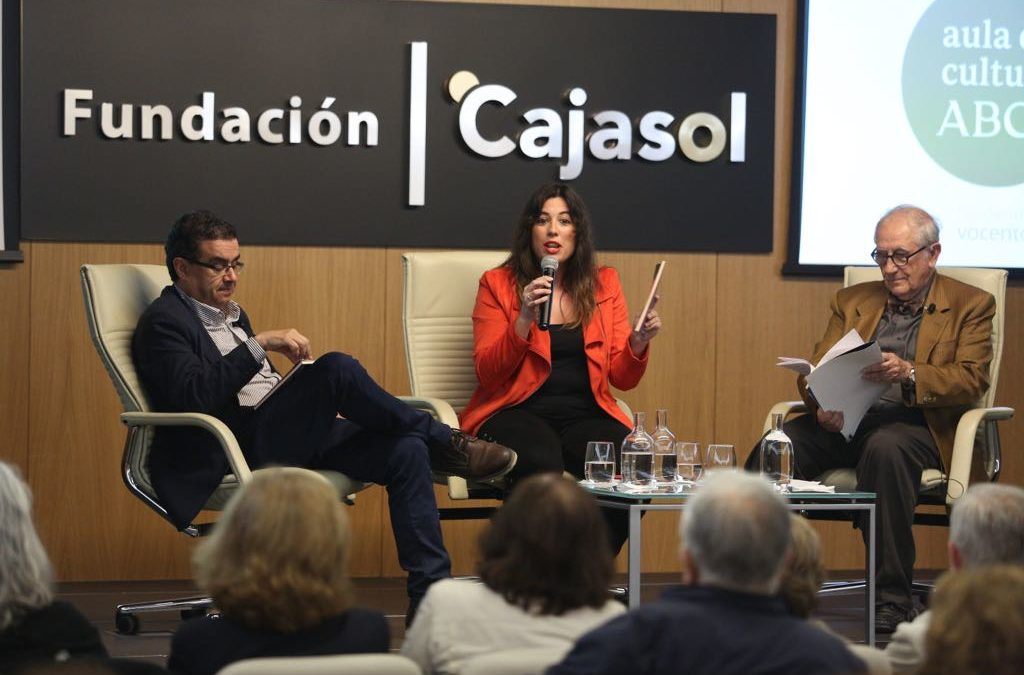 Inocencio Arias y Victoria Ash en el Aula de Cultura de ABC con la poesía como protagonista