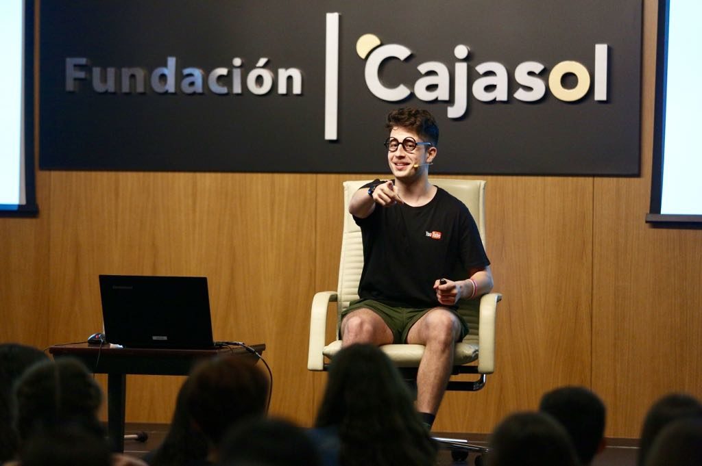 Tekendo responde a las preguntas de sus seguidores en la Fundación Cajasol