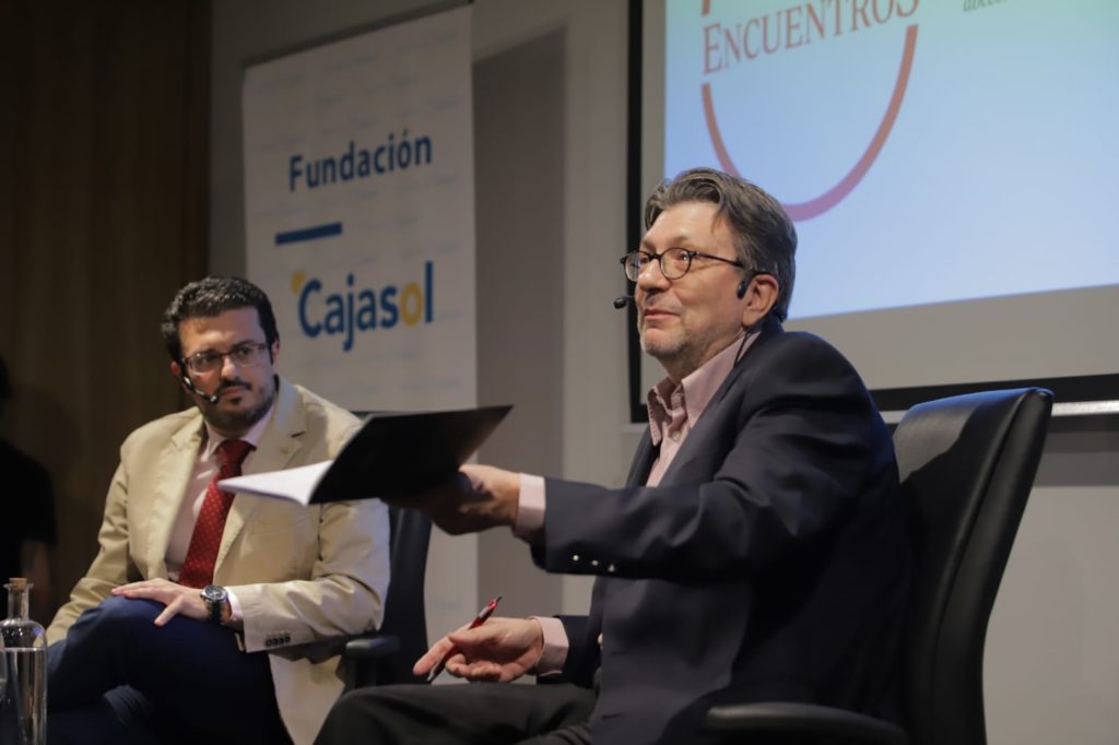 Francisco J. Poyato e Ignacio Camacho en la sede de la Fundación Cajasol en Córdoba