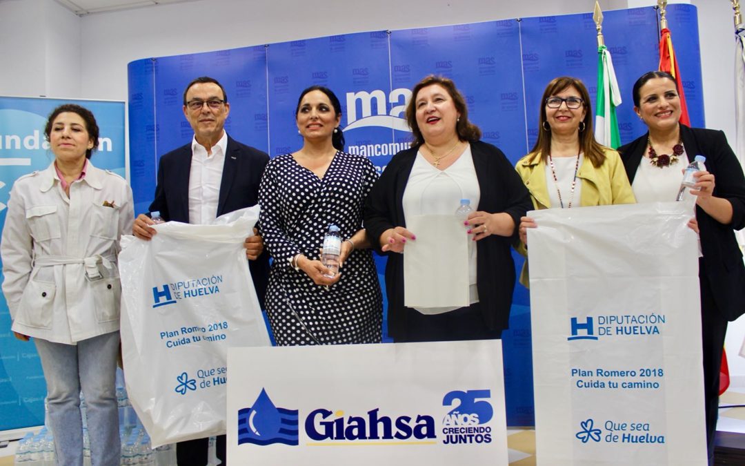 Entrega de las botellas de agua para los rocieros de Huelva