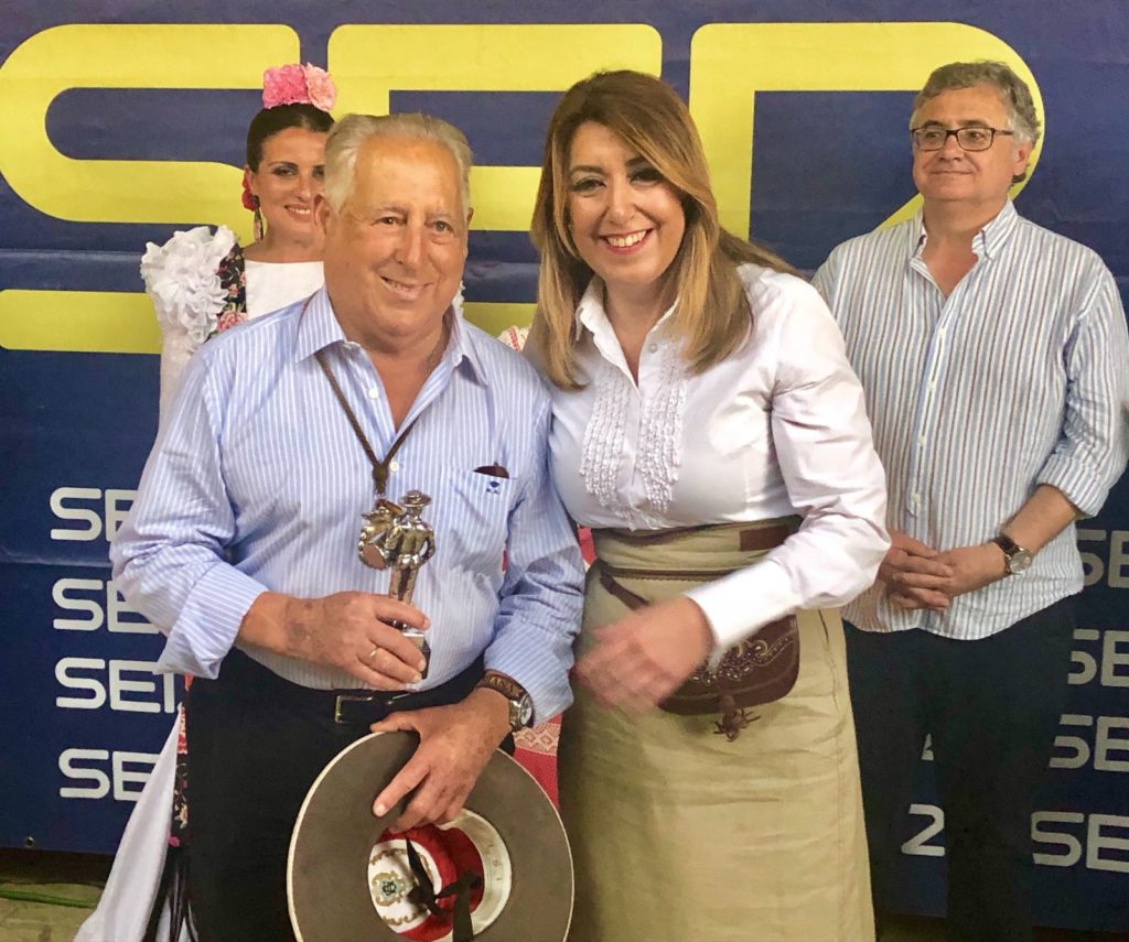 Susana Díaz entrega el Premio Tamborilero a la Hermandad del Rocío de Triana