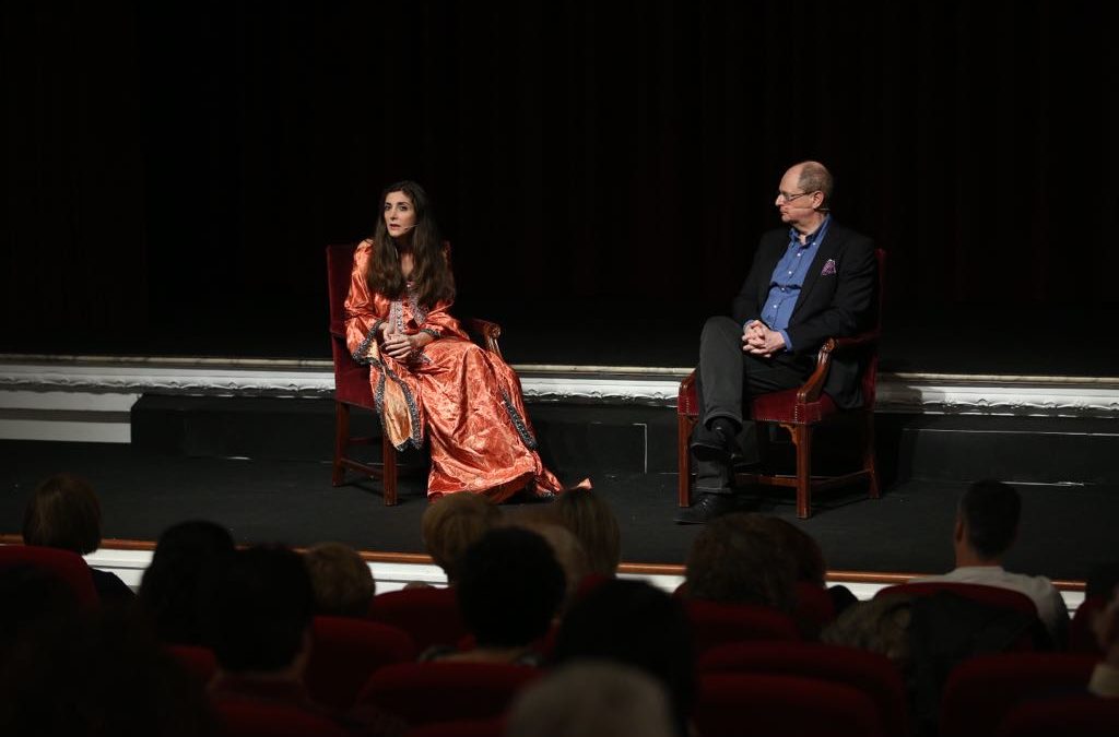 Espido Freire y Fernando Marías sobre el escenario de la Fundación Cajasol en Sevilla