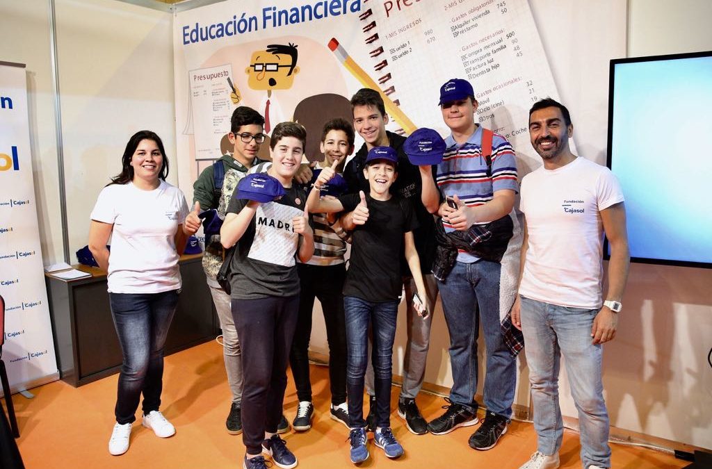 Un grupo de alumnos pasa por el stand de Educación Financiera de la Fundación Cajasol en la XVI Feria de la Ciencia de Sevilla