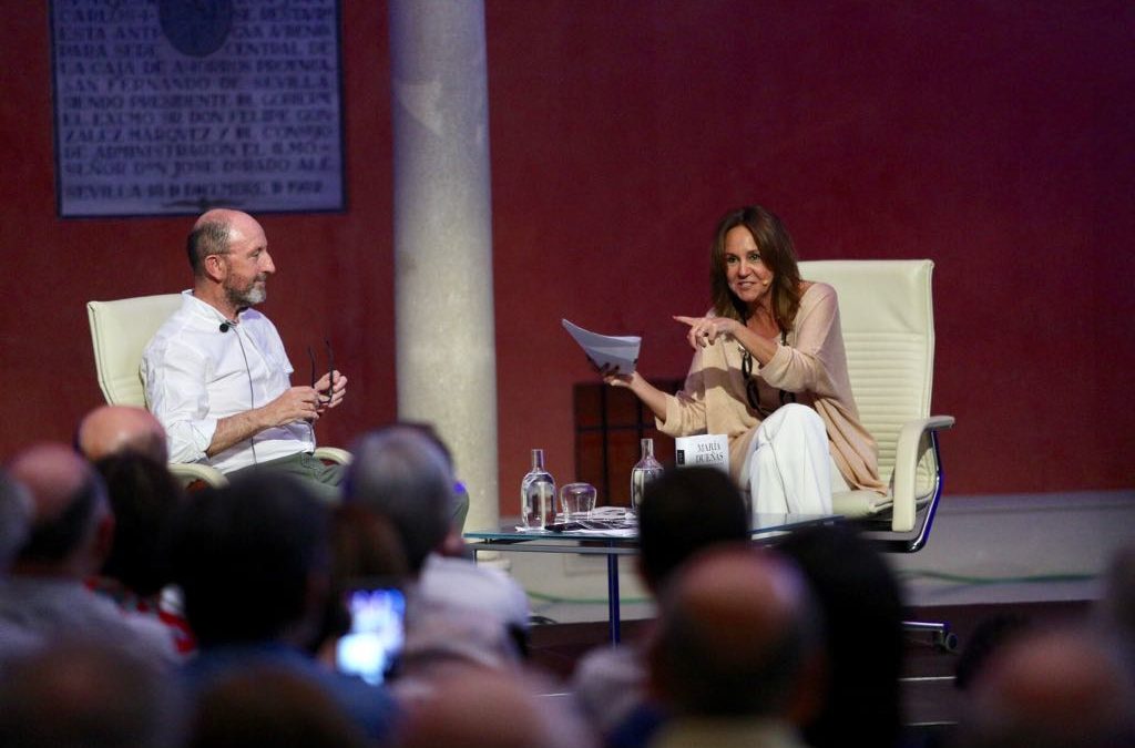 María Dueñas, presentando 'Las hijas del capitán' en el patio de la Fundación Cajasol en Sevilla