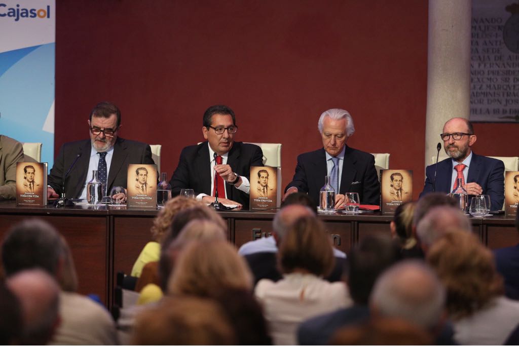 Antonio Pulido, presidente de la Fundación Cajasol, en la presentación de 'Jirones de toda una vida'