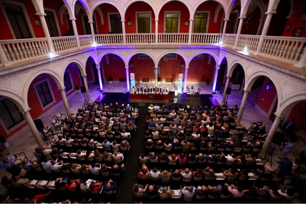 El patio de la Fundación Cajasol, lleno para la presentación de 'Jirones de toda una vida'