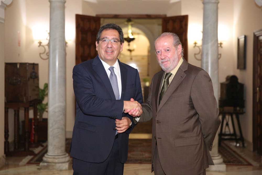 Antonio Pulido, presidente de la Fundación Cajasol, y Fernando Rodríguez Villalobos, presidente de Diputación de Sevilla