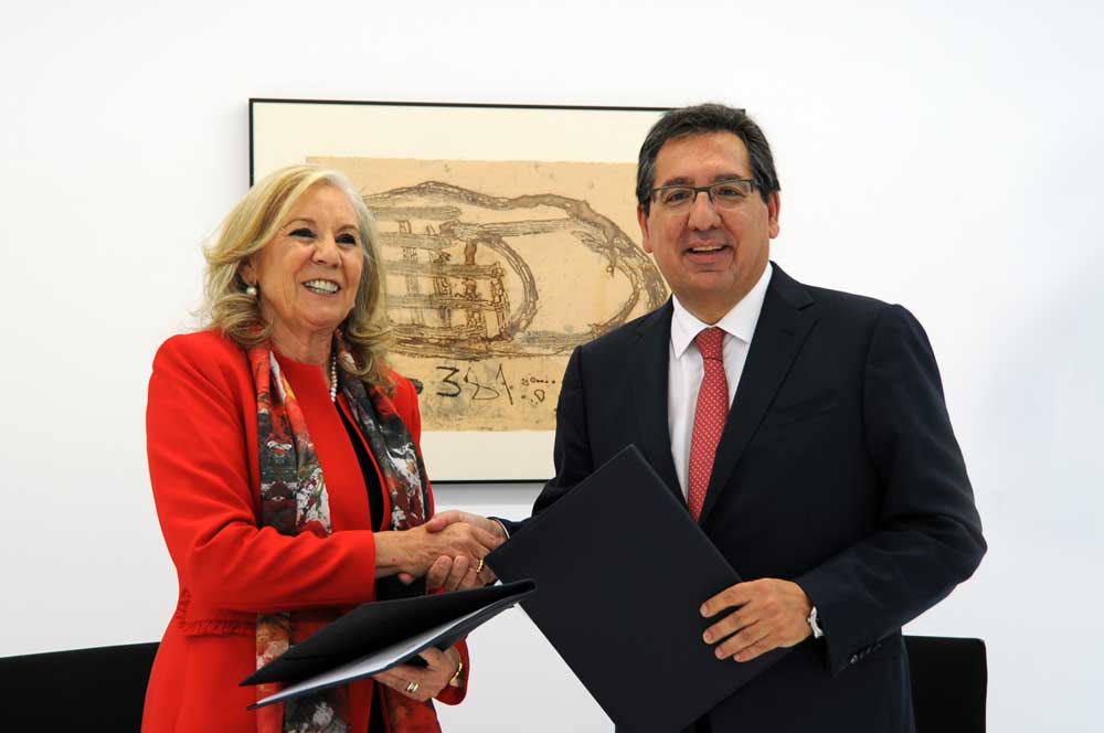 María Elena Martín Vivaldi y Antonio Pulido, tras la firma del acuerdo que une a la Fundación Cajasol con Caja Granada Fundación