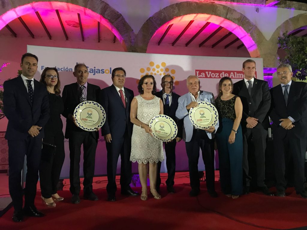 Foto de familia con los ganadores de los I Premios Turismo Almeriense de La Voz de Almería y la Fundación Cajasol