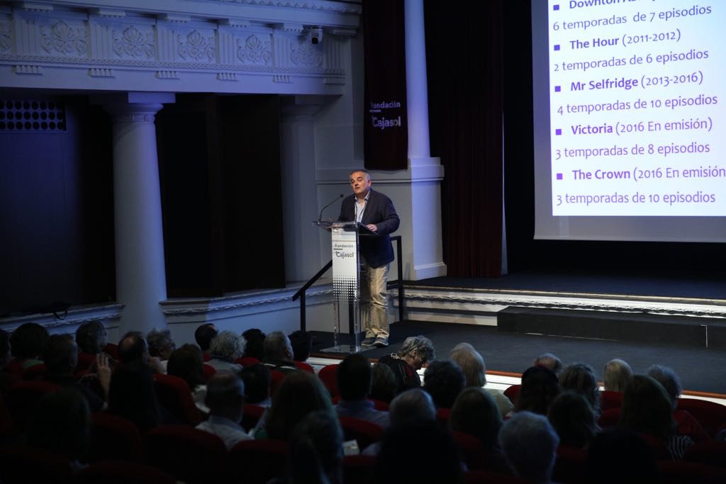 Alberto Fijo explicando detalles sobre las series de ficción británicas en la Fundación Cajasol