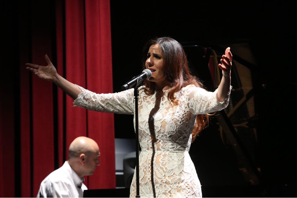 Actuación de Diana Navarro en el acto de presentación de la memoria 2017 de la Fundación Cajasol en Sevilla
