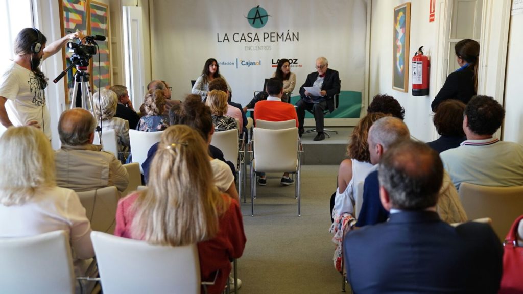 Victoria Ash e Inocencio Arias, recitando en la Fundación Cajasol