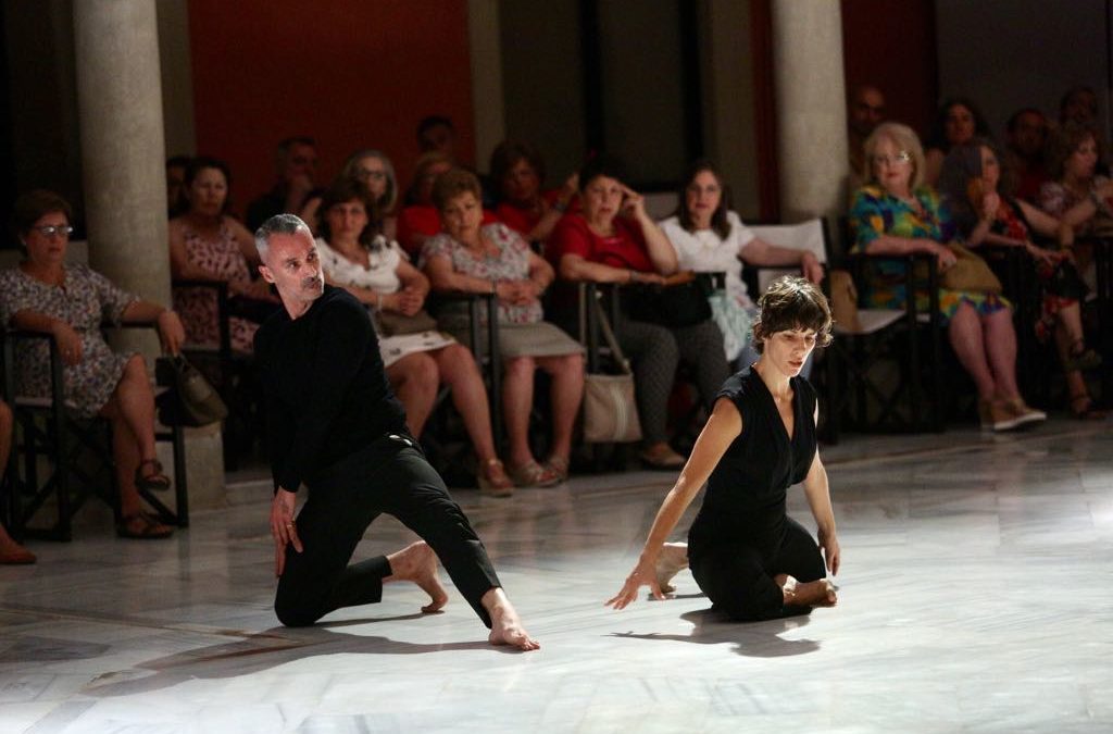 Víctor Zambrana y Natalia Jiménez, durante el espectáculo 'Bailar Contigo' en el patio de la Fundación Cajasol en Sevilla